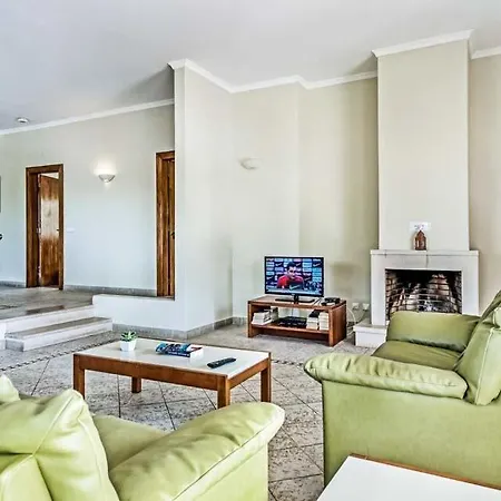 ヴィラ Sleeps 6 Pool Air Con Wifi Patroves
