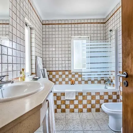 Sleeps 6 Pool Air Con Wifi