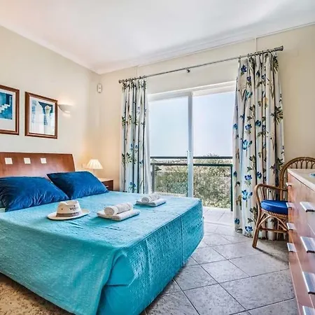 Sleeps 6 Pool Air Con Wifi Patroves