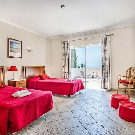 Sleeps 6 Pool Air Con Wifi Patroves